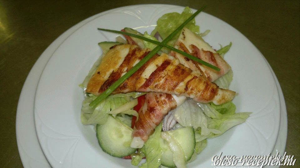 Grillezett kecskesajt baconban, salátával