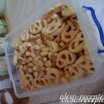 Sós perec sajttal szórva