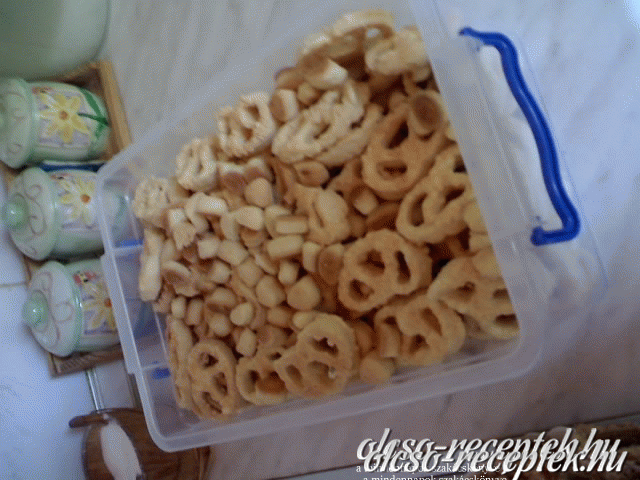 Sós perec sajttal szórva