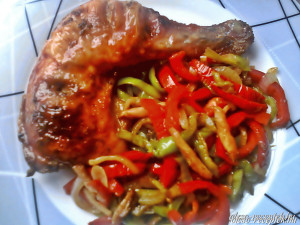 Pácolt csirkecomb csípős raguval