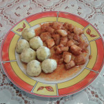 Harcsapörkölt kapros túrógombóccal