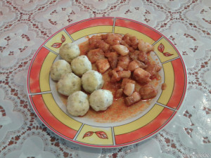 Harcsapörkölt kapros túrógombóccal