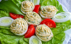 Medvehagymás töltött tojások