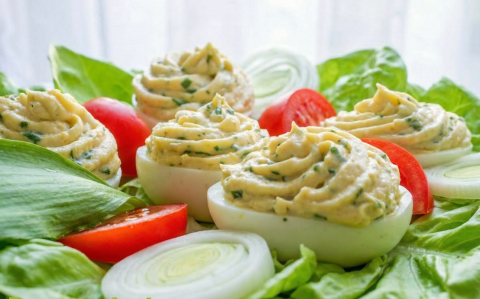 Medvehagymás töltött tojások