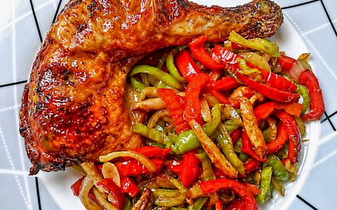 Pácolt csirkecomb csípős raguval