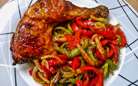 Pácolt csirkecomb csípős raguval