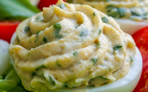 Medvehagymás töltött tojások