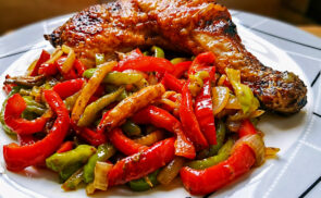 Pácolt csirkecomb csípős raguval