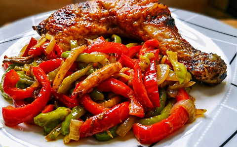 Pácolt csirkecomb csípős raguval