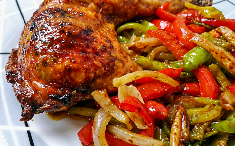 Pácolt csirkecomb csípős raguval