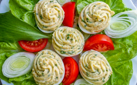 Medvehagymás töltött tojások