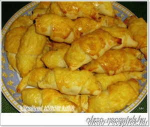 Virslivel töltött kiflik