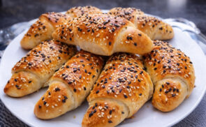 Sajttal, kolbásszal töltött kiflik