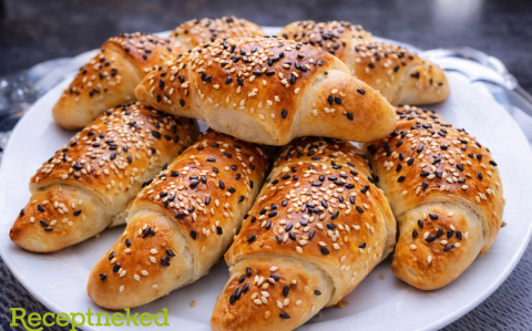 Sajttal, kolbásszal töltött kiflik