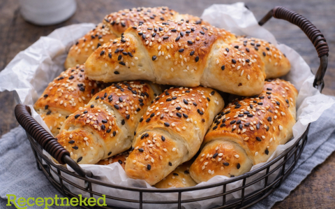 Sajttal, kolbásszal töltött kiflik