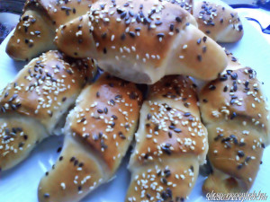 Sajttal,kolbásszal töltött kiflik