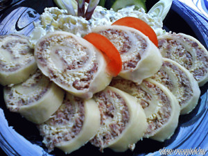 Sonkás,tojáskrémes sajttekercs