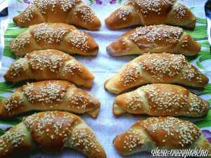 Sonkás,krémsajtos kiflik