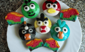 Szivárványos Angry Birds muffinok