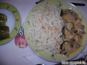 Csirkemell csíkok tejfölösen