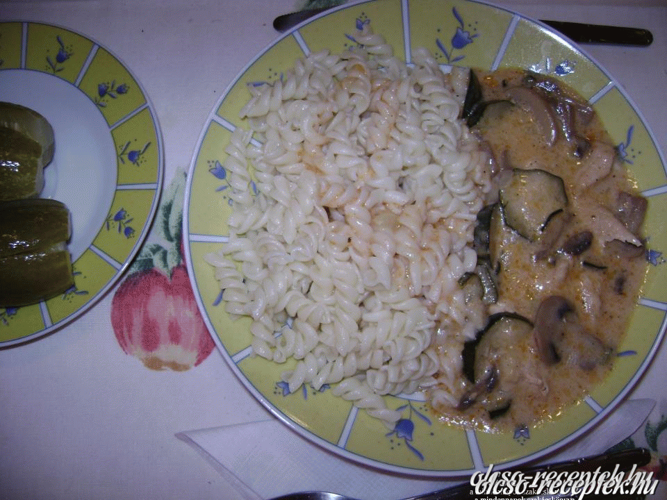 Csirkemell csíkok tejfölösen