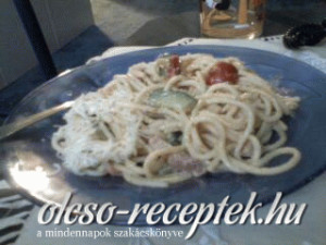 Paradicsomos-chilis-cukkinis tészta