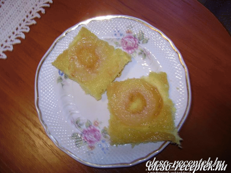 Karamellizált almás piskóta