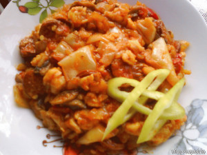 Kolbászos,gombás lecsó nokedlivel