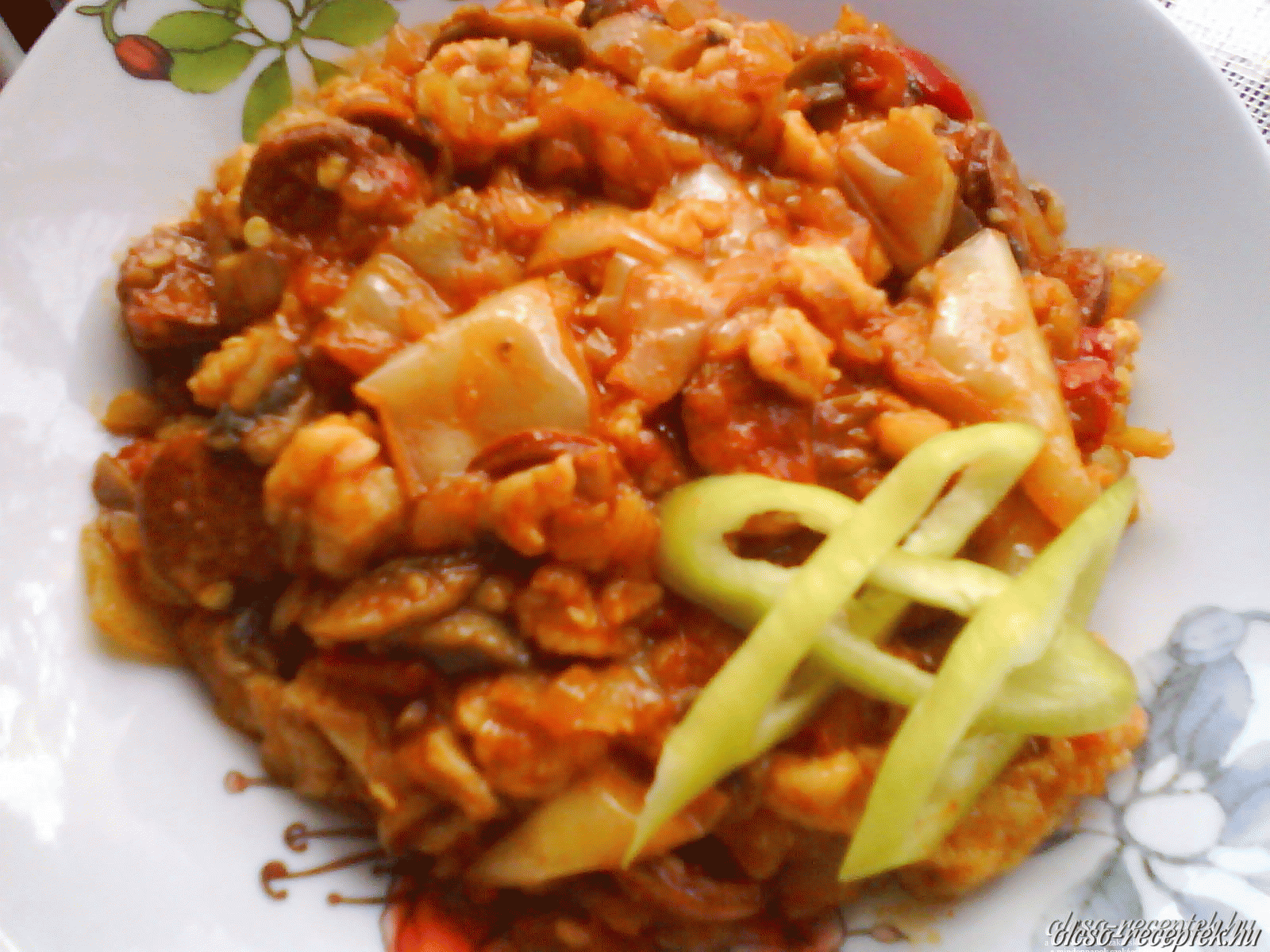 Kolbászos,gombás lecsó nokedlivel