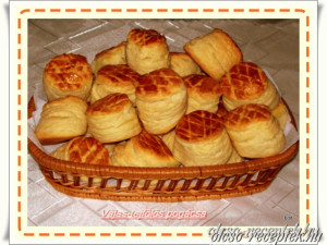 Vajas tejfölös pogácsa kép