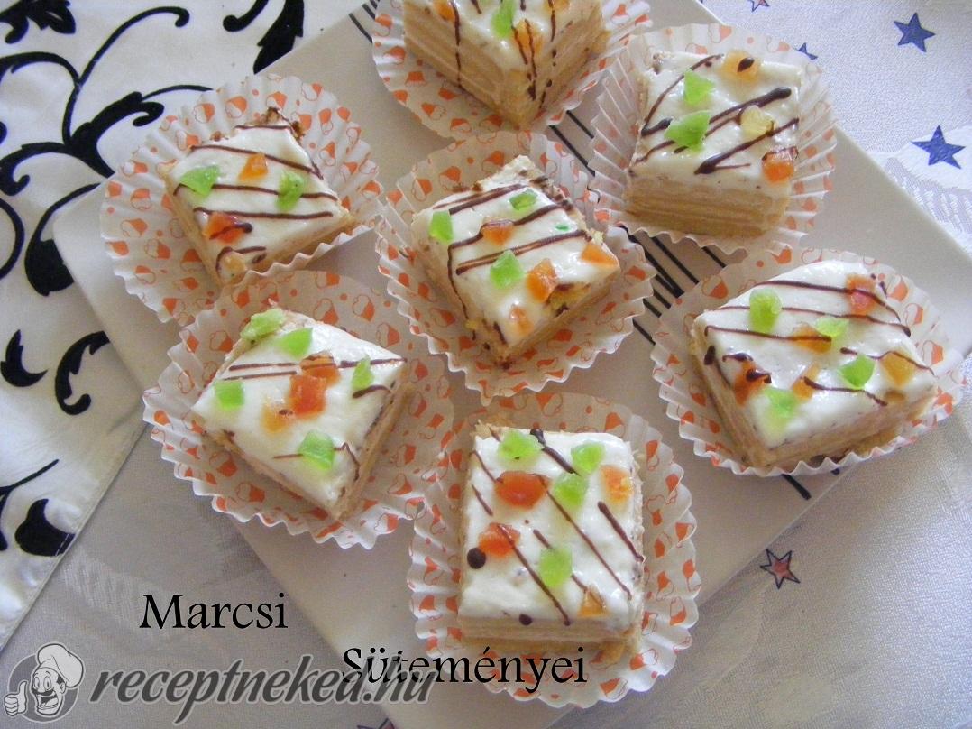 Tejfölös szelet aszalt gyümölccsel