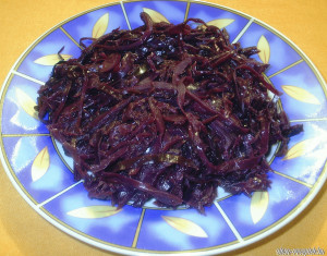 Almás párolt lilakáposzta