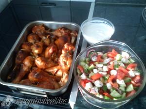 Sült csirkecomb görögsalátával kép