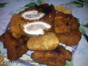 Rántott csirkemell sajttal baconnel