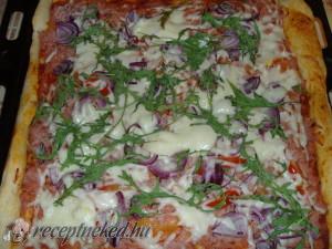Sonkás-ruccolás pizza