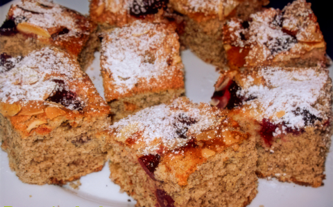 Diós-meggyes kevert sütemény