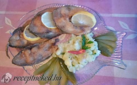 Halászlé és sült hal burgonya salátával