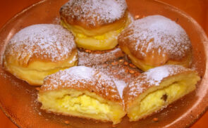 Tepsiben sült túrós fánk