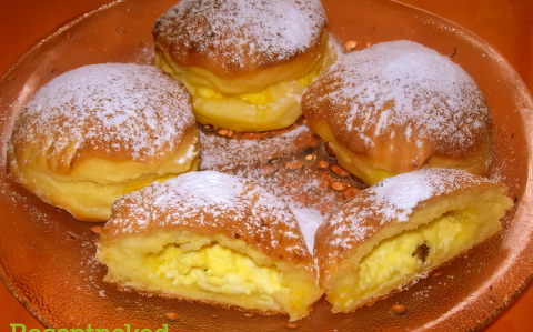 Tepsiben sült túrós fánk