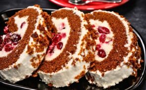 Rumos-meggyes krémes piskótatekercs