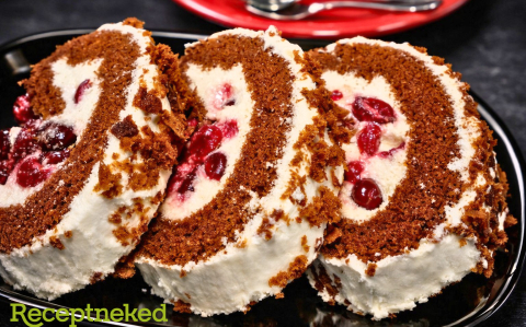 Rumos-meggyes krémes piskótatekercs