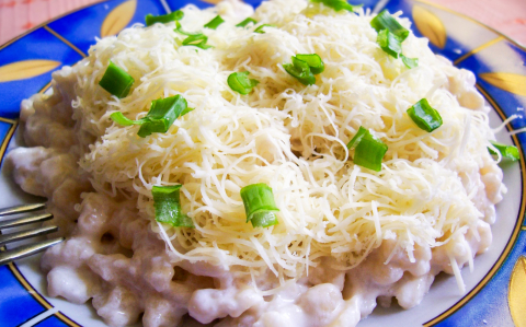 Sajtos tejfölös galuska zöldhagymával recept fotóval Sajtos tejfölös galuska zöldhagymával