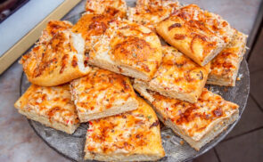 Fokhagymás-tejfölös lepény