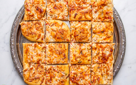 Fokhagymás-tejfölös lepény