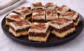 Kakaós-kókuszos bögrés szelet vaníliakrémmel