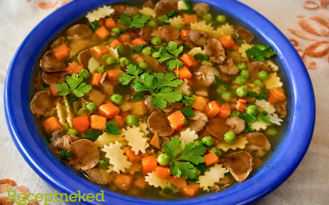 Szegfűgombás-zöldségleves