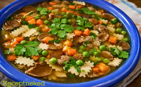 Szegfűgombás-zöldségleves