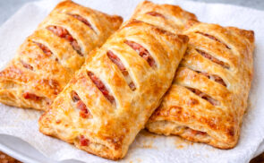 Lilahagymás-sajtos-sonkás táska