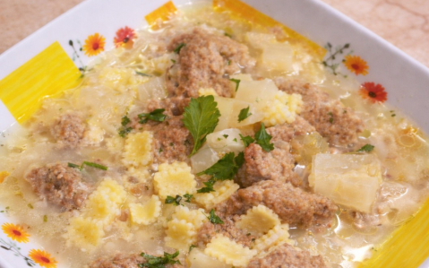 Karalábéleves májgombóccal