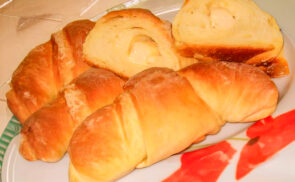 Sajtos és meggyes kifli recept fotóval Sajtos és meggyes kifli